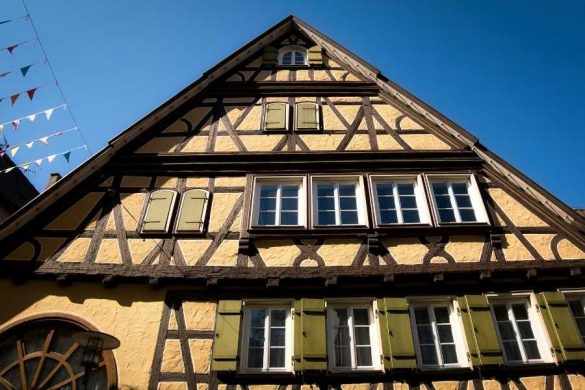 Façade d’une maison à colombages illustrant l’architecture d’une Charpente Traditionnelle.