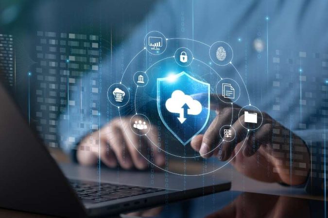Un utilisateur d'ordinateur portable interagit avec une interface holographique sécurisée pour le stockage cloud.