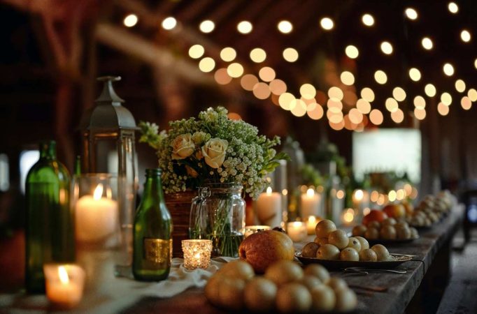 Table de banquet illuminée de bougies et guirlandes, superbe idee theme mariage automne couleurs.