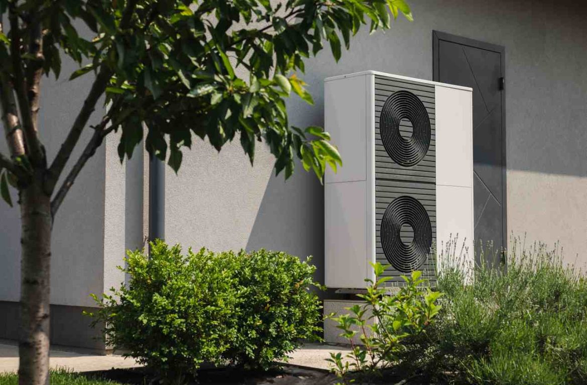Une pompe à chaleur moderne installée à l'extérieur d'une maison pour optimiser le bilan carbone modes de chauffage.